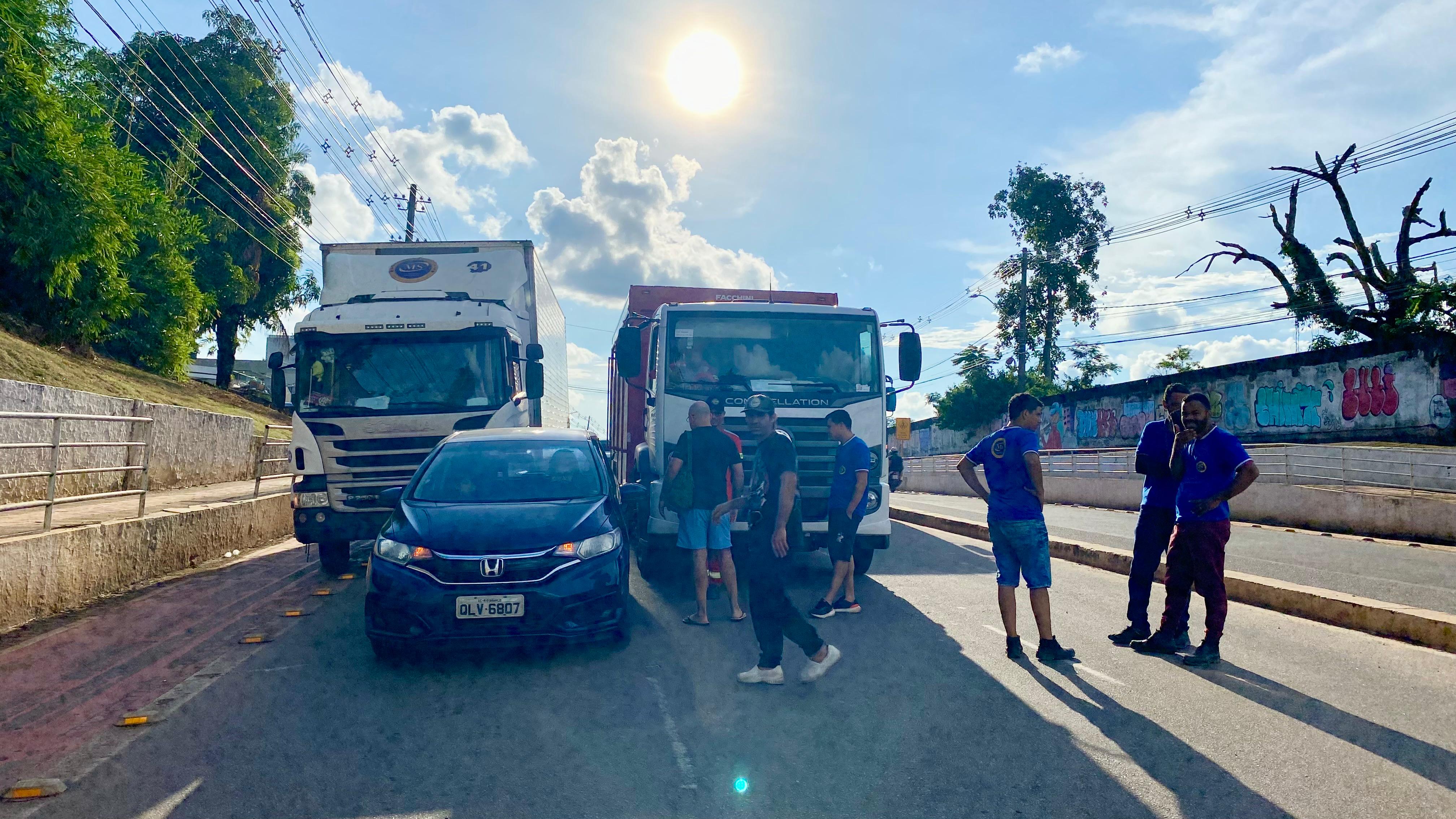 Acidente entre dois caminhões e carro de passeio causa congestionamento na Avenida Ceará, em Rio Branco